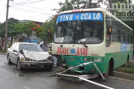 Xe buýt lao qua dải phân cách đè nát đầu xe con