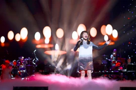 Hà Trần thăng hoa với "Đôi tay mẹ"