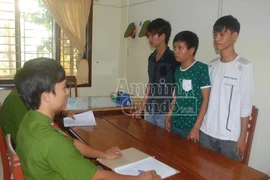 Liều mạng nằm giữa đường chặn xe, cướp tài sản