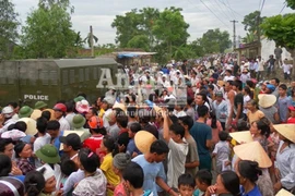 "Cẩu tặc" nhả đạn vào người dân, bị đánh hội đồng đến chết