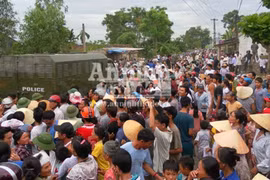 "Cẩu tặc" nhả đạn vào người dân, bị đánh hội đồng đến chết