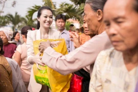 Khánh My tặng quà Tết cho người nghèo 