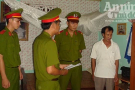 Quầy trưởng "rút ruột" gần 1.500 lít xăng, dầu