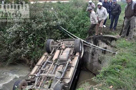 Chạy quá tốc độ, ô tô 7 chỗ lật úp xuống kênh