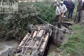 Chạy quá tốc độ, ô tô 7 chỗ lật úp xuống kênh