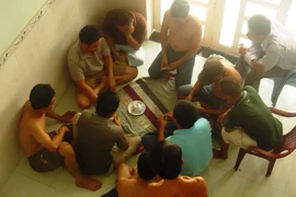 Bắt quả tang 9 đối tượng đánh bạc bằng hình thức xóc đĩa