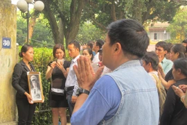 Dòng người vẫn đổ về số 30 Hoàng Diệu với lòng tiếc thương vô hạn