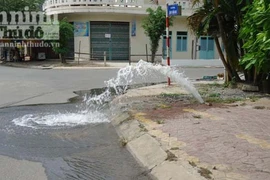 Vỡ đường ống, nước phun lênh láng khắp phố