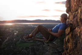 Chàng trai ngồi trên vách núi cao 107 mét ở Utah