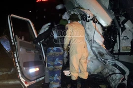 Xe khách đấu đầu xe tải, ít nhất 12 người thương vong