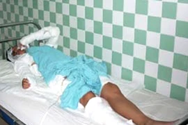 Bất ngờ bị tạt axit trước cổng trường mẫu giáo