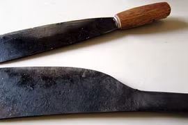 Cầm dao chém anh trai, doạ chém cả Công an