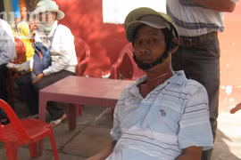 Dây sà xuống đường, cứa cổ người đi đường