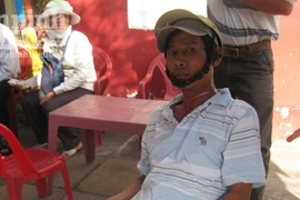 Dây sà xuống đường, cứa cổ người đi đường