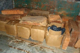 Bắt xe tải vận chuyện gỗ và rượu lậu trên quốc lộ 1A