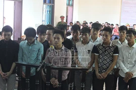 Bị đánh khi đến chơi nhà bạn gái, kéo nhau đi phục thù, rồi... vào tù