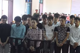 Bị đánh khi đến chơi nhà bạn gái, kéo nhau đi phục thù, rồi... vào tù