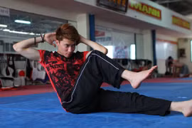 Hotboy S.T mướt mồ hôi tập luyện võ thuật