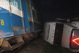 "Tê liệt" đường sắt do tàu Thống Nhất va quệt xe container