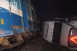 "Tê liệt" đường sắt do tàu Thống Nhất va quệt xe container