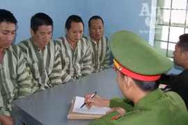 Lâm tặc dọa bị HIV, hòng...đòi gỗ lậu