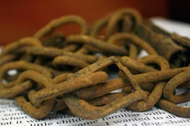 Chồng bị tố tra tấn, xích vợ như nô lệ trong suốt 10 năm