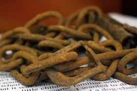 Chồng bị tố tra tấn, xích vợ như nô lệ trong suốt 10 năm