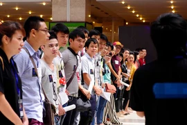 Chàng trai đồng giới sẵn sàng bày tỏ tình cảm trong ngôi nhà chung