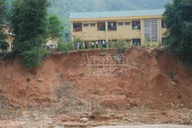 Sông Rin sạt lở, đe dọa "ngoạm" khu nội trú học sinh