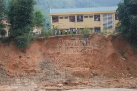 Sông Rin sạt lở, đe dọa "ngoạm" khu nội trú học sinh
