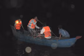 Rủ nhau bơi xuồng trên sông, một thanh niên bị đuối nước