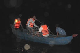 Rủ nhau bơi xuồng trên sông, một thanh niên bị đuối nước