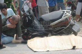 Bị xe ben cán, chồng khóc ngất bên xác vợ