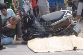 Bị xe ben cán, chồng khóc ngất bên xác vợ