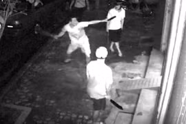 Xông vào nhà dân nổ súng, 1 người bị thương