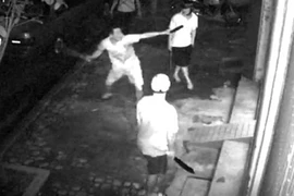 Xông vào nhà dân nổ súng, 1 người bị thương