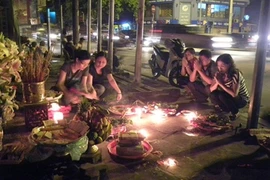 Sự thật về "miếu vỉa hè linh thiêng" góc tường Văn Miếu