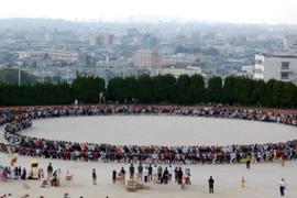 Hơn 1300 người tụ họp để… ngồi lên lòng nhau!