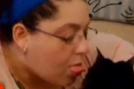 Người phụ nữ nghiện ăn lông mèo