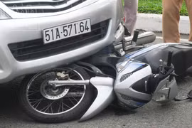 Một phụ nữ thoát chết dưới gầm "xế hộp" 