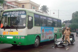 Vượt ẩu, bị xe buýt cán gãy chân