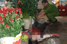 Chồng mới chết đã thân mật với "người tình", bị bố chồng chém chết