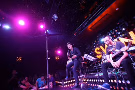 Đông Hùng "cháy" hết mình cùng khán giả Thủ đô