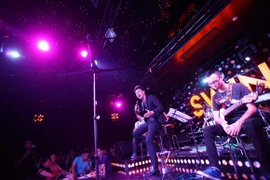 Đông Hùng "cháy" hết mình cùng khán giả Thủ đô