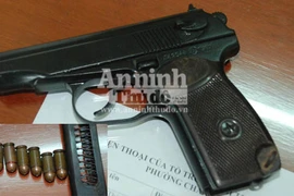 Một người dân giao nộp súng K59 và đạn