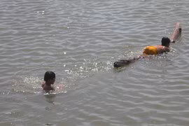 Tắm sông 2 học sinh chết đuối