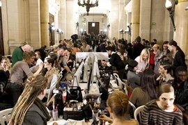 Phía sau ánh hào quang trên sàn catwalk