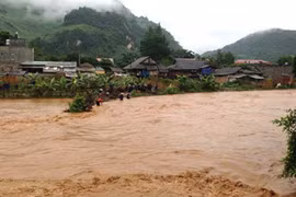 Một thầy giáo bị lũ cuốn trôi trên đường đi dạy về