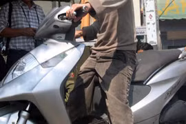 Giả vờ hỏi đường để cướp xe máy