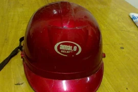 Đội phó QLTT dùng mũ bảo hiểm đập đầu cấp dưới